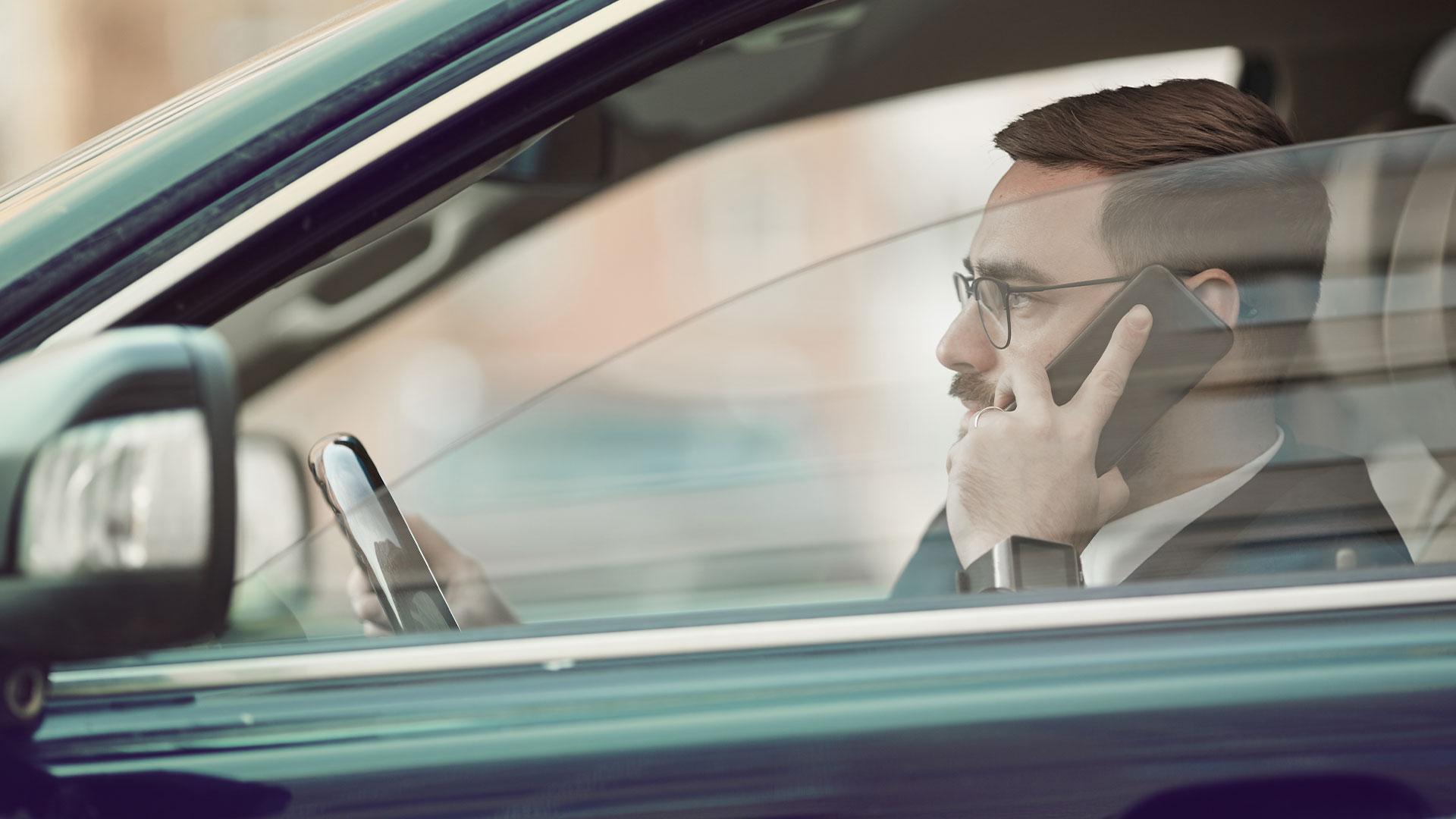 Handynutzung am Steuer: BlitzerDoktor hilft Ihnen aus der rechtlichen Klemme